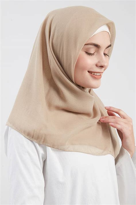 Tampilan Formal dengan Jilbab Sport Warna Cream